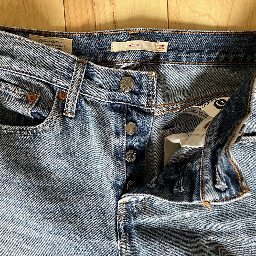 Levi’s 100% cotton wedgie fit denim size 25
